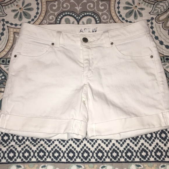 White Apt 9 cuffed jean shorts, Size 2 - Picture 2 of 5